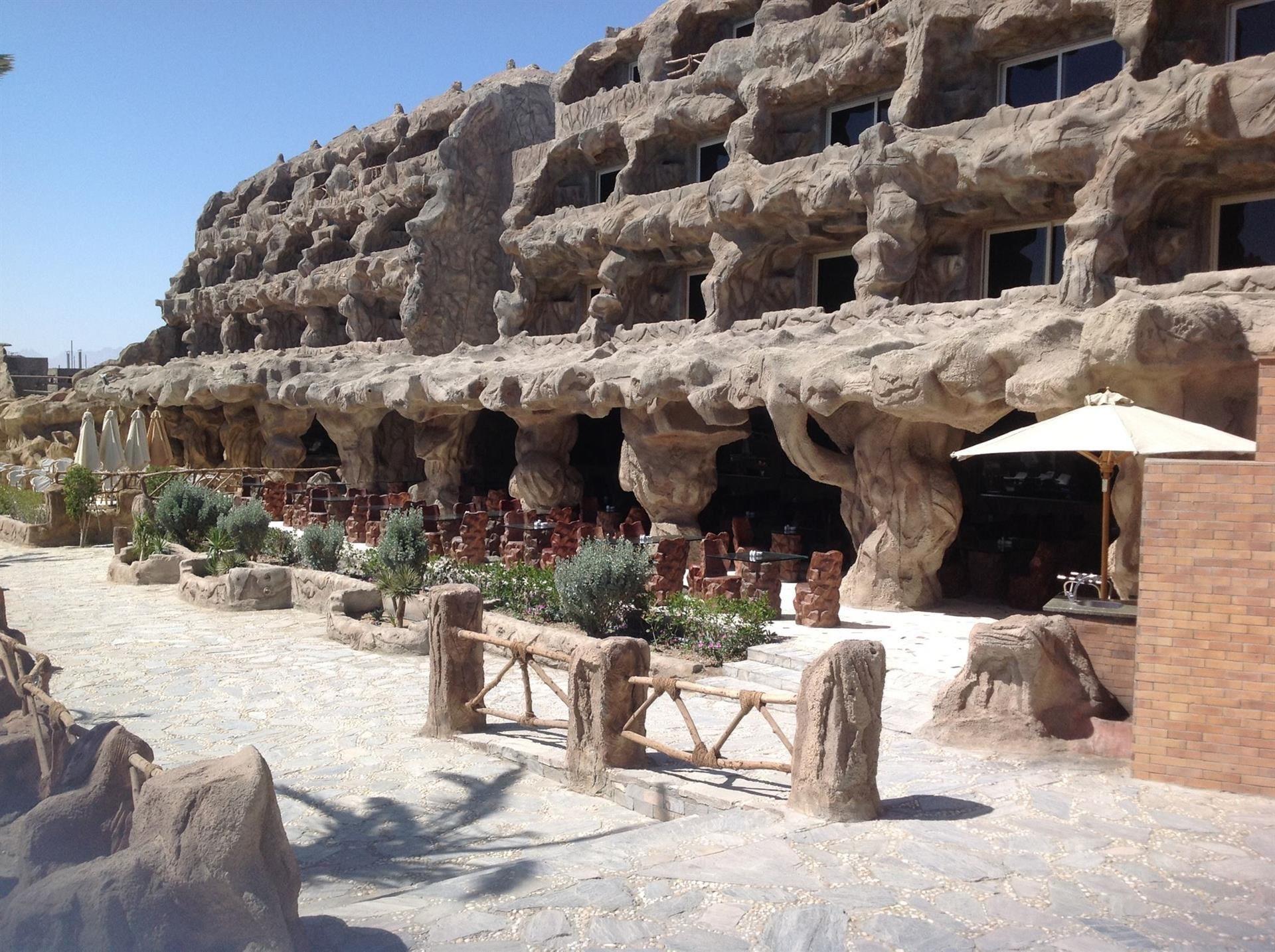 Caves Beach Resort +16 — 6