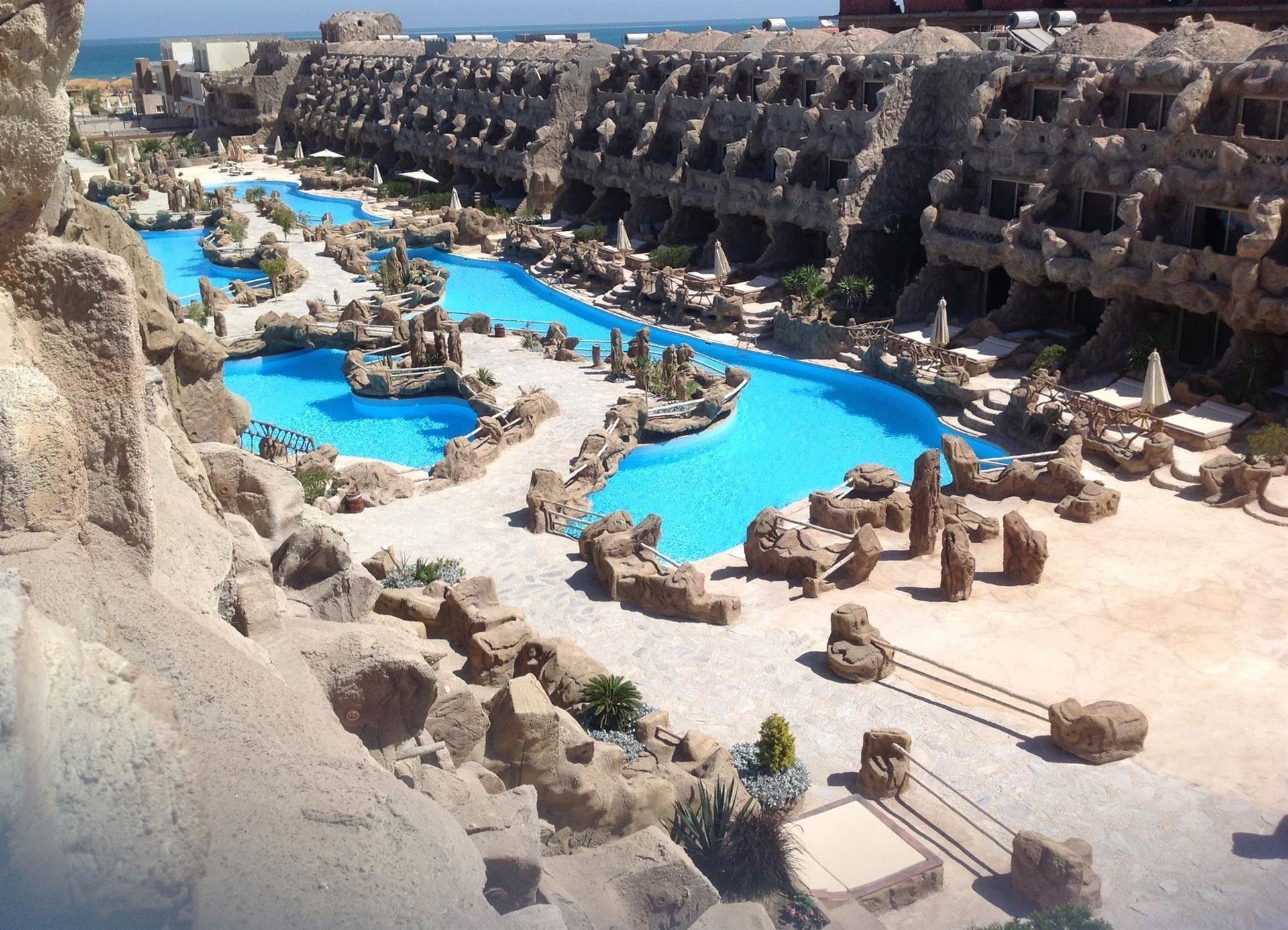 Caves Beach Resort +16 — 9