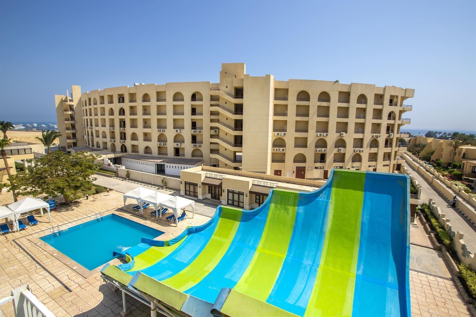 Sunny Days Mirette Family Aqua Park Resort — 4